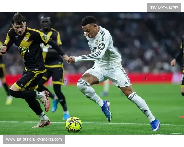 姆巴佩错失单刀良机，爆射中柱与进球失之交臂